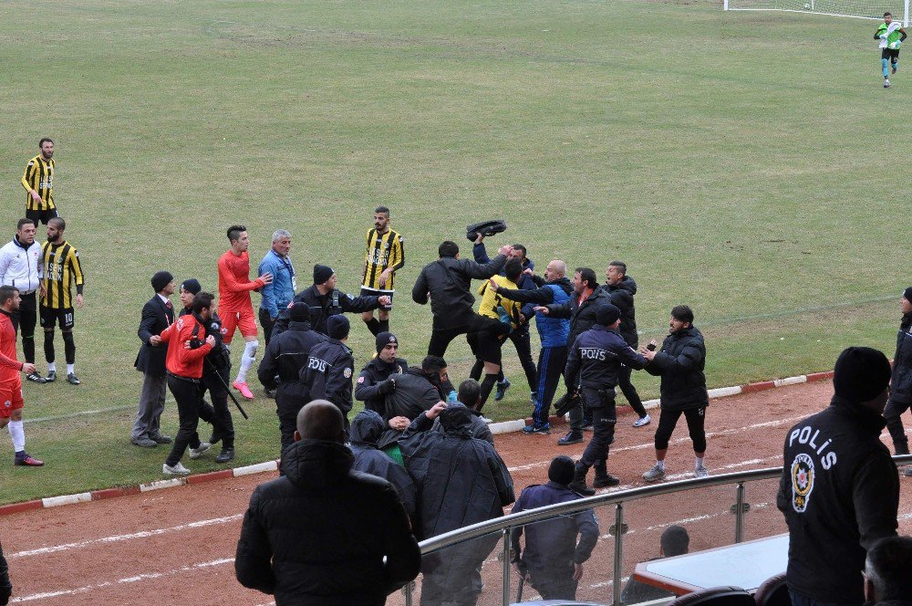 Yozgat’ta Amatör Küme Maçında Saha Karıştı