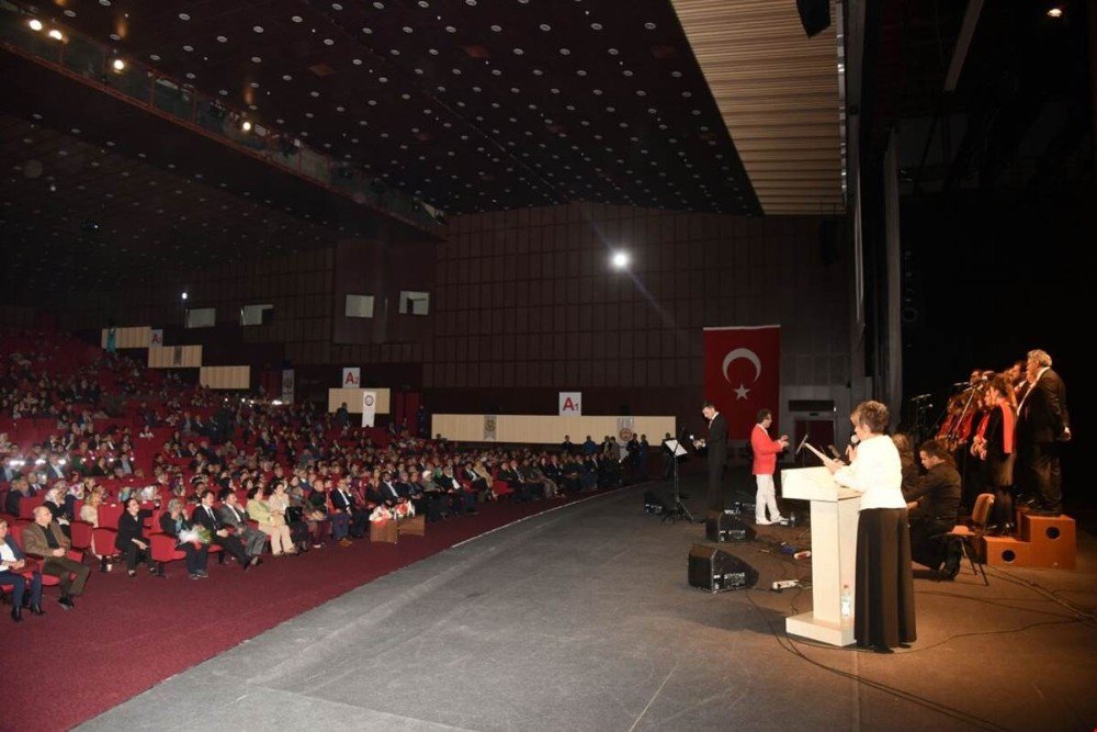 "Çanakkale’den 15 Temmuz’a Türk’ün Vatan Türküsü" Ayakta Alkışlandı