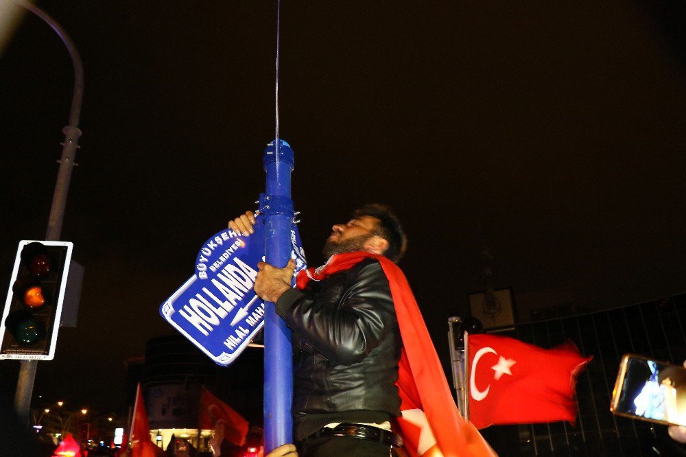 Protestocular Hollanda Caddesi Tabelasını Söktü