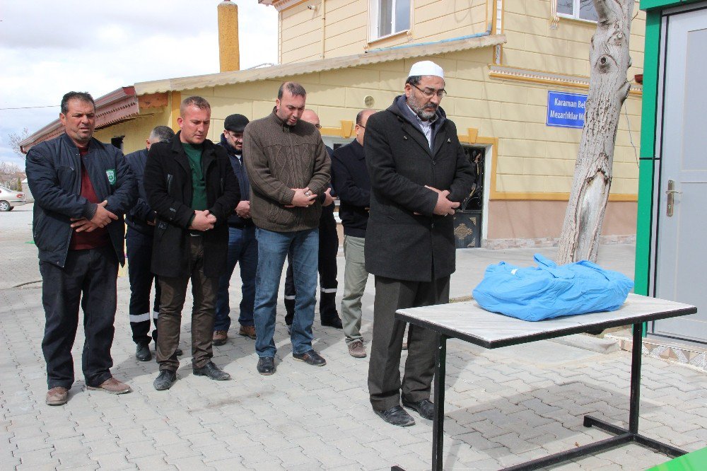 Balkonda Ölü Bulunan Bebek Kimsesizler Mezarlığına Gömüldü