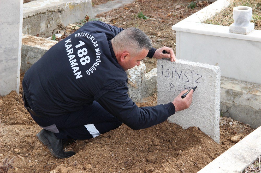 Balkonda Ölü Bulunan Bebek Kimsesizler Mezarlığına Gömüldü