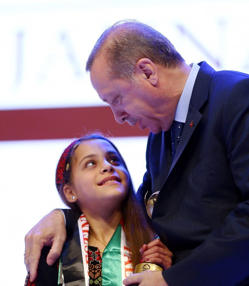 Cumhurbaşkanı Erdoğan Küçük Kıza "Rabia"yı Öğretti