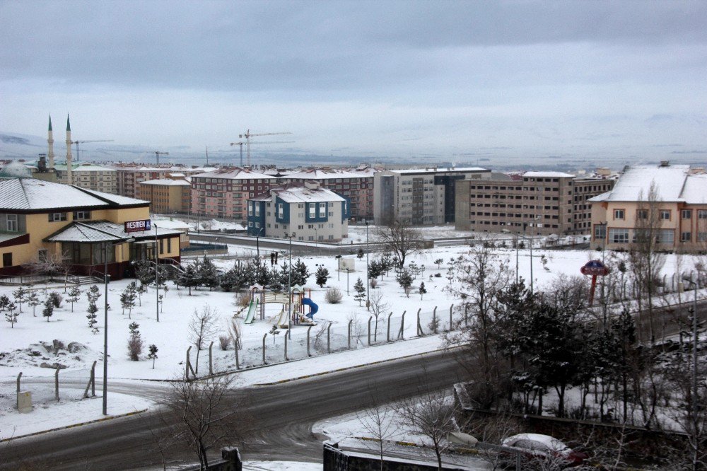 Erzurum Güne Karla Uyandı