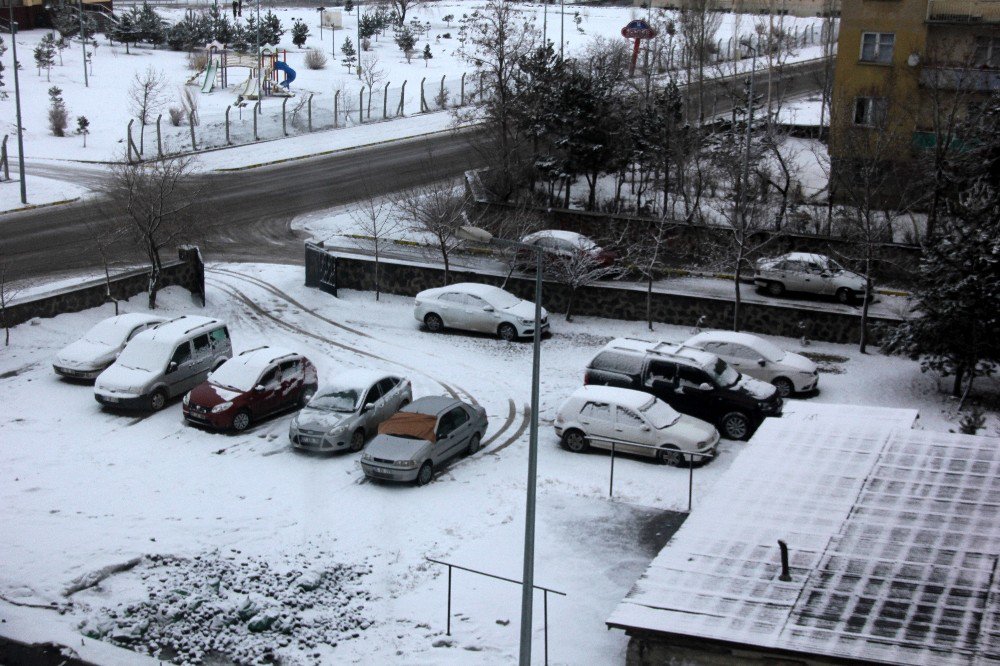 Erzurum Güne Karla Uyandı