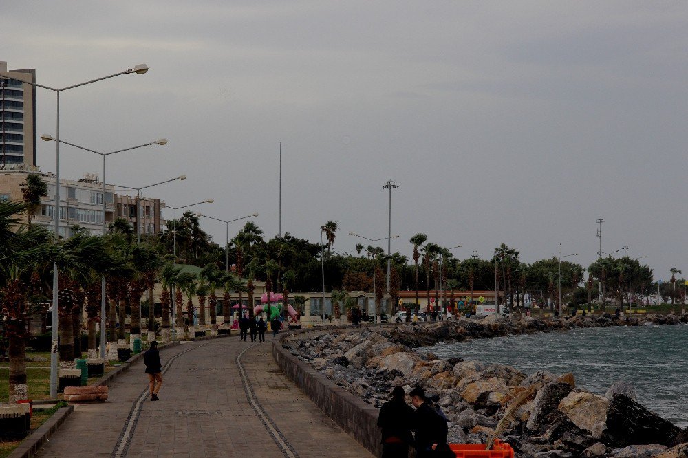 Fırtına İskenderun Sahilini De Issız Bıraktı