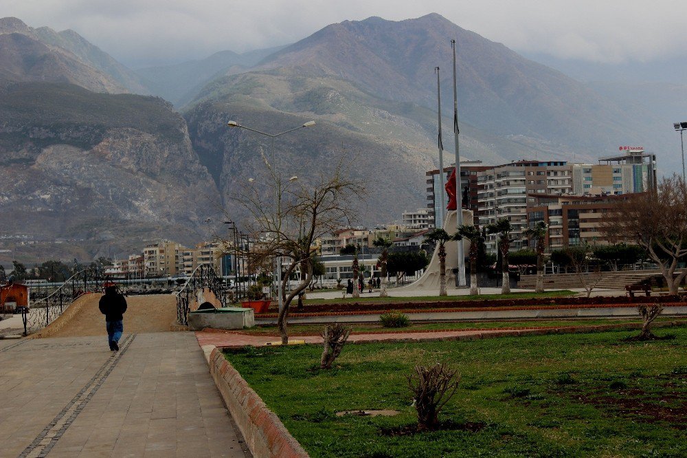 Fırtına İskenderun Sahilini De Issız Bıraktı