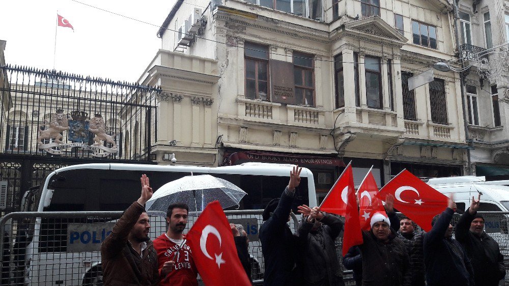 Hollanda Başkonsolosluğuna Türk Bayrağı Asıldı