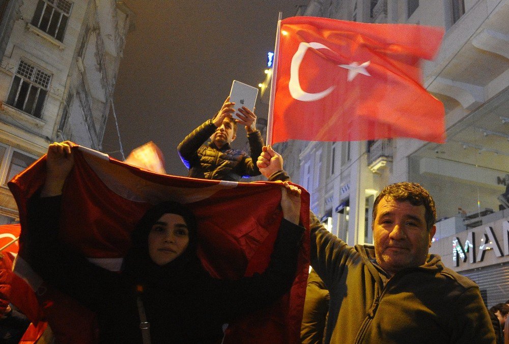 Hollanda’ya Tepki Gösteren Yüzlerce Kişi Konsolosluk Önüne Akın Etti