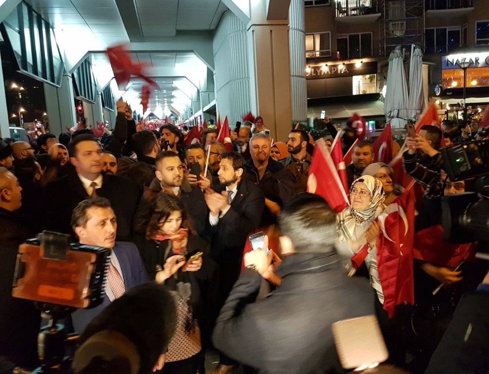 Hollanda’da Türk Vatandaşlarından Konsolosluk Önünde Protesto