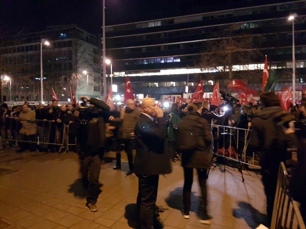 Hollanda’da Türk Vatandaşlarından Konsolosluk Önünde Protesto