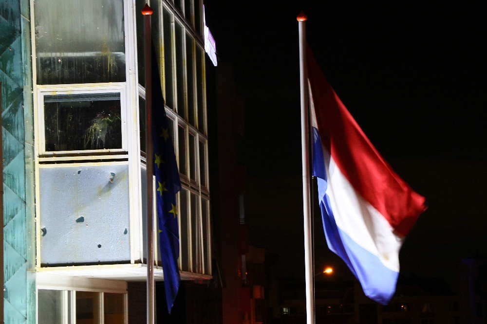 Hollanda’nın Ankara Büyükelçiliği’nde Protestolar Devam Ediyor