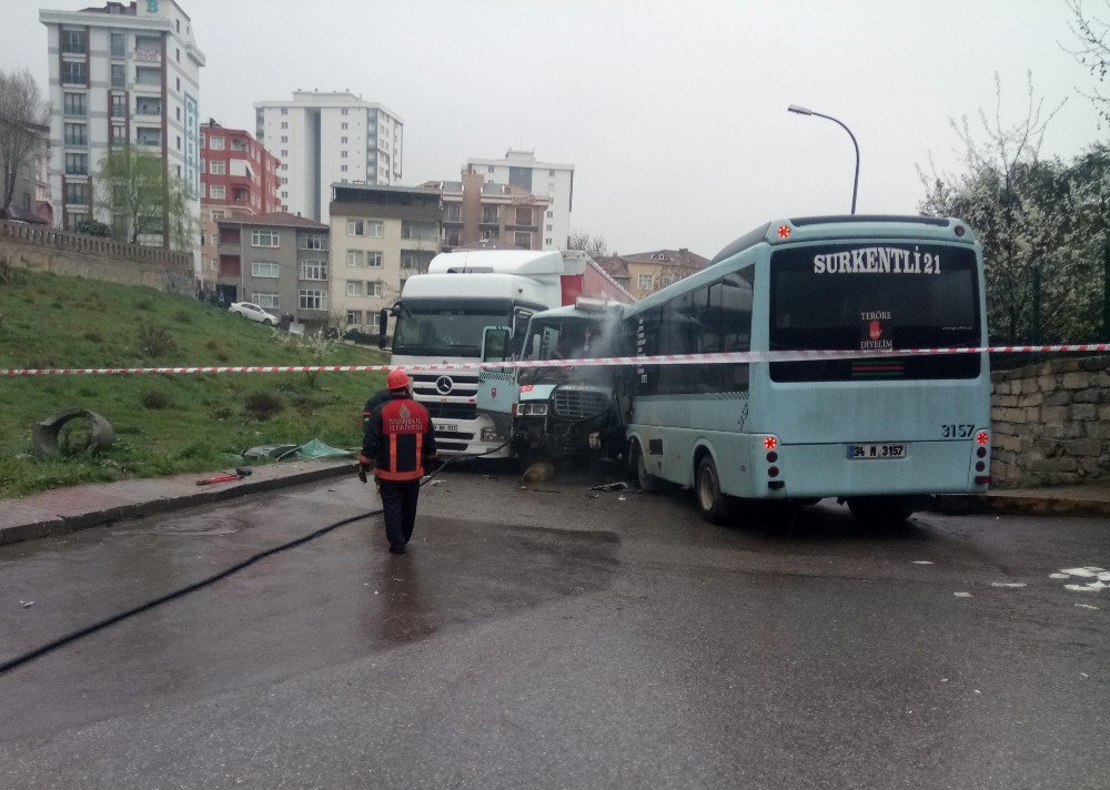 Kartalda İki Yolcu Minibüsü Kafa Kafaya Çarpıştı: Yaralılar Var