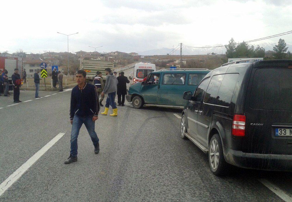 Malatya-sivas Karayolunda Kaza: 1 Ölü, 4 Yaralı