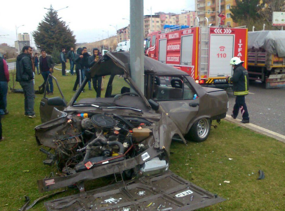 Malatya’da Otomobil Aydınlatma Direğine Çarptı: 1 Yaralı