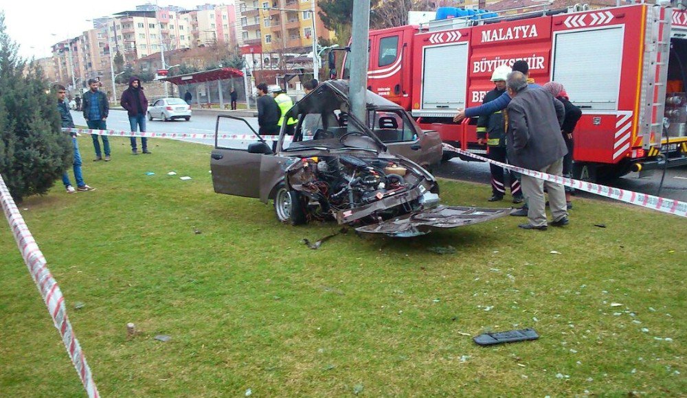 Malatya’da Otomobil Aydınlatma Direğine Çarptı: 1 Yaralı