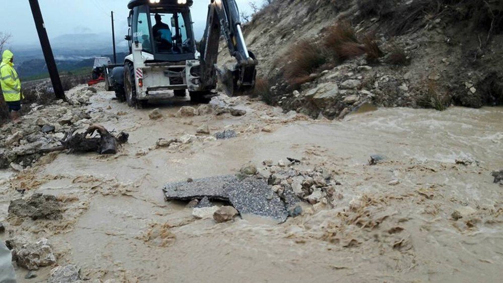 Mut’ta Yağmur Ve Dolu Hayatı Felç Etti