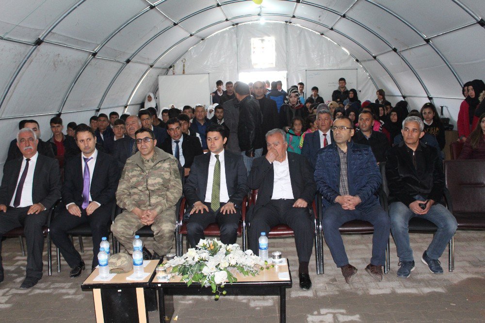 Depremzede Öğrenciler Mehmet Akif’i Çadırda Andı