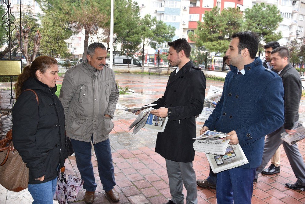 Ak Parti’li Gençler Sokak Sokak ‘Evet’ Gazetesi Dağıtıyor