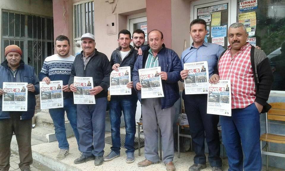 Sarıgöllü Ak Gençler "Evet" Gazetesi Dağıttı