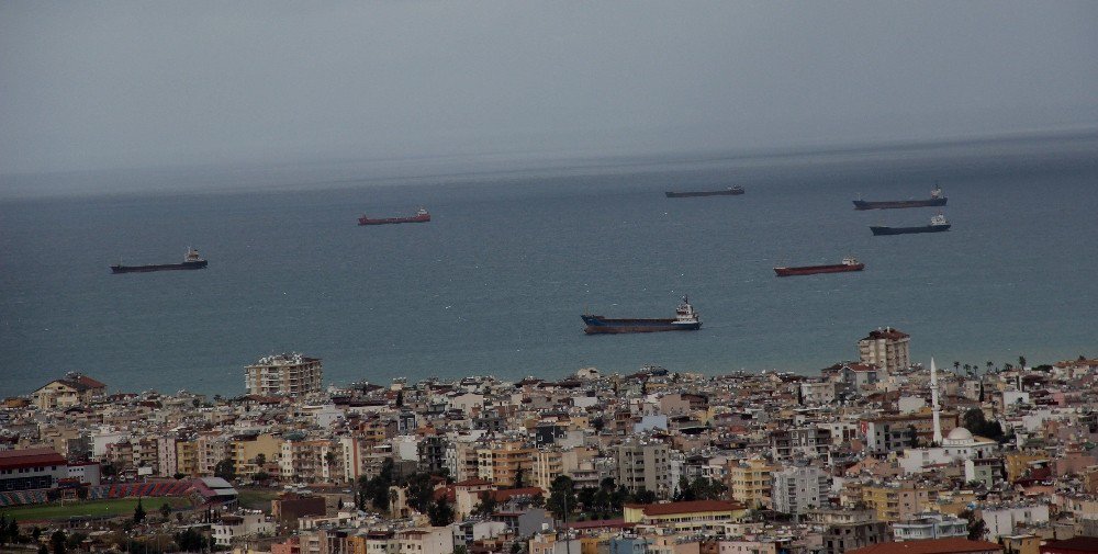 Yük Gemileri İskenderun Körfezi’ne Sığındı