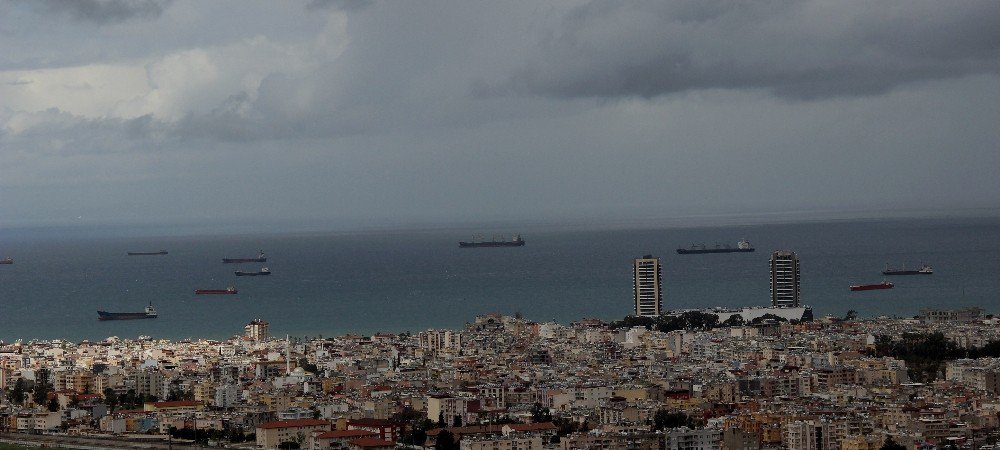 Yük Gemileri İskenderun Körfezi’ne Sığındı