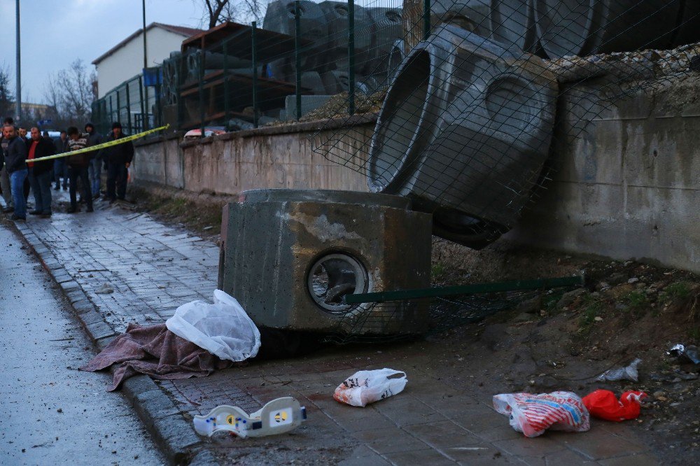 Yoldan Geçen Çiftin Üzerine Beton Kanalizasyon Boruları Düştü: 1 Ölü, 1 Yaralı