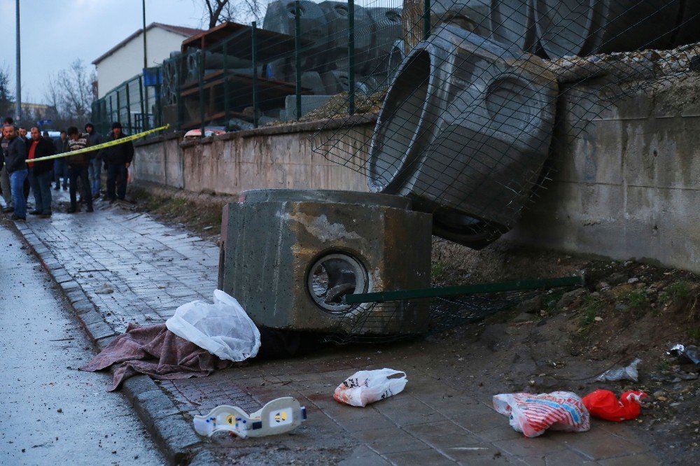 Yaşlı Çiftin Üzerine Beton Kanalizasyon Boruları Düştü: 1 Ölü, 1 Yaralı