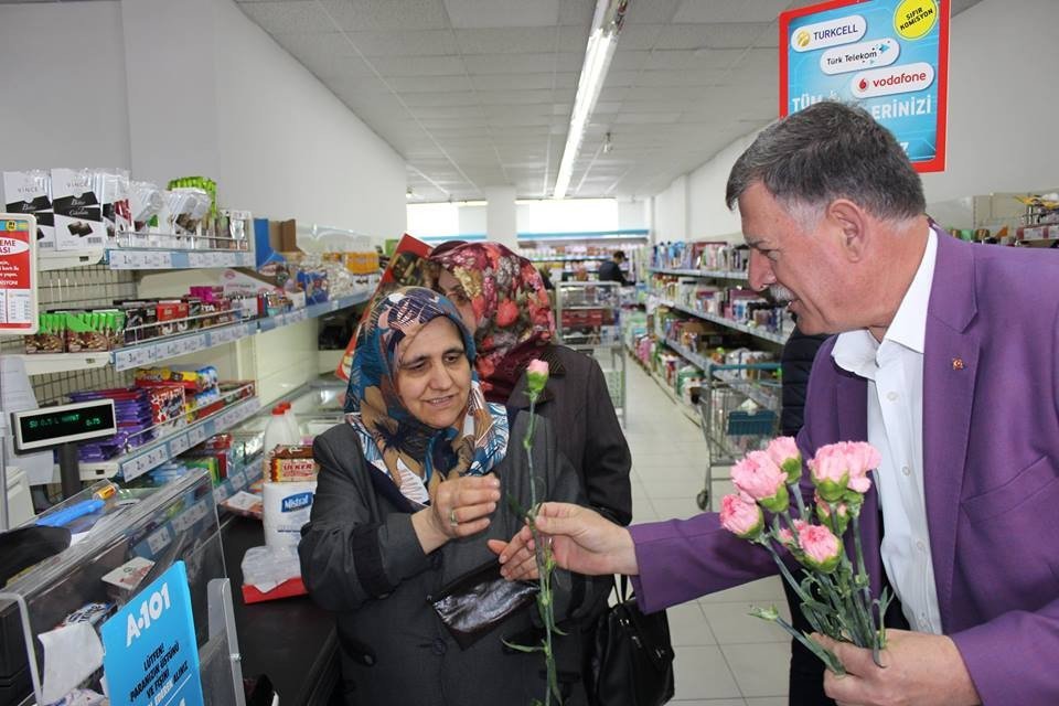 Başkan Duymuş, Pazarı Gezdi Bayanlara Karanfil Dağıttı