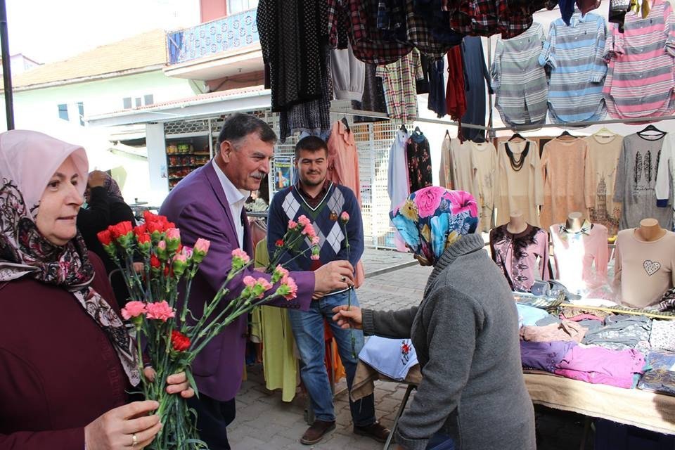 Başkan Duymuş, Pazarı Gezdi Bayanlara Karanfil Dağıttı