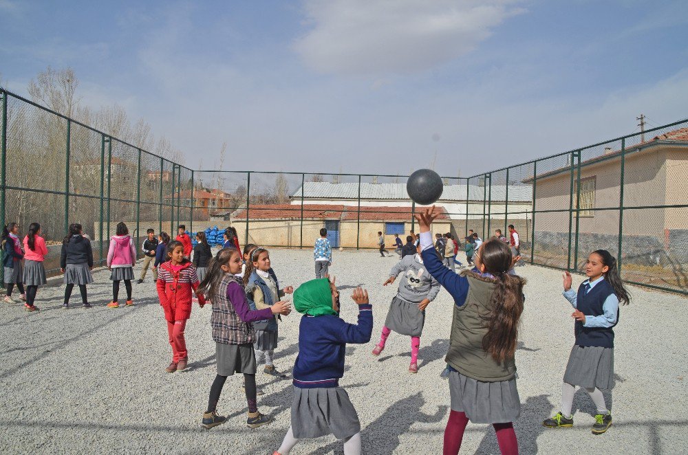 Bünyan Belediyesi 5 Mahalleye Daha Halı Saha Yapıyor