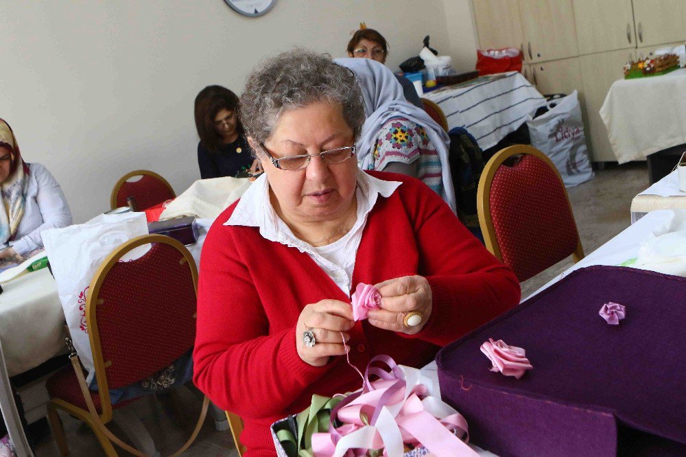 Kansere İnat Hayatı “Nakış” Gibi İşliyor