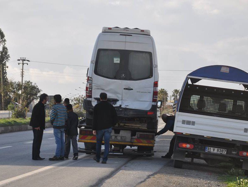 Hatay’da İki Yolcu Minibüsü Çarpıştı: 6 Yaralı