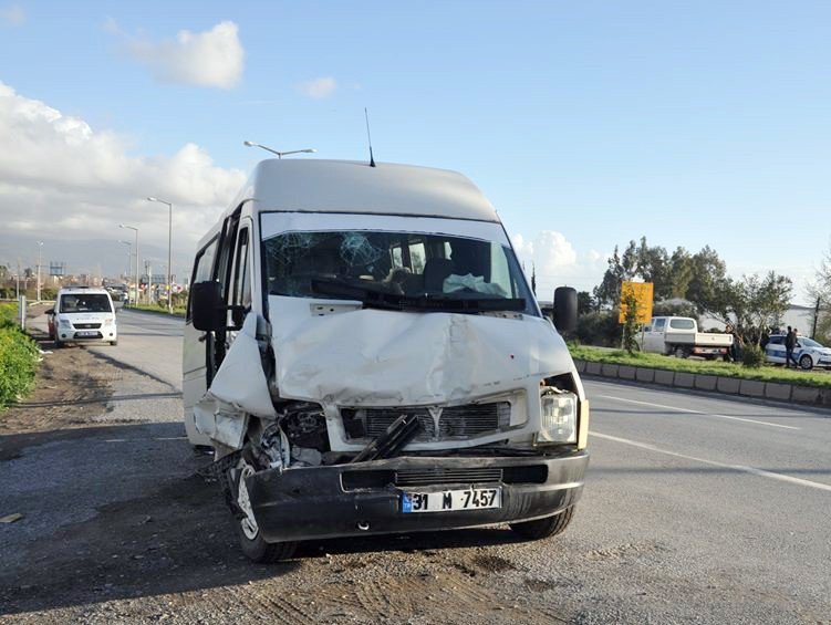 Hatay’da İki Yolcu Minibüsü Çarpıştı: 6 Yaralı