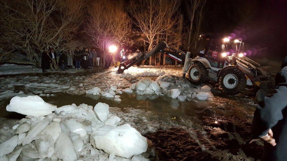 Van’da Buz Kaplı Dereye Düşen Çocuk Hayatını Kaybetti