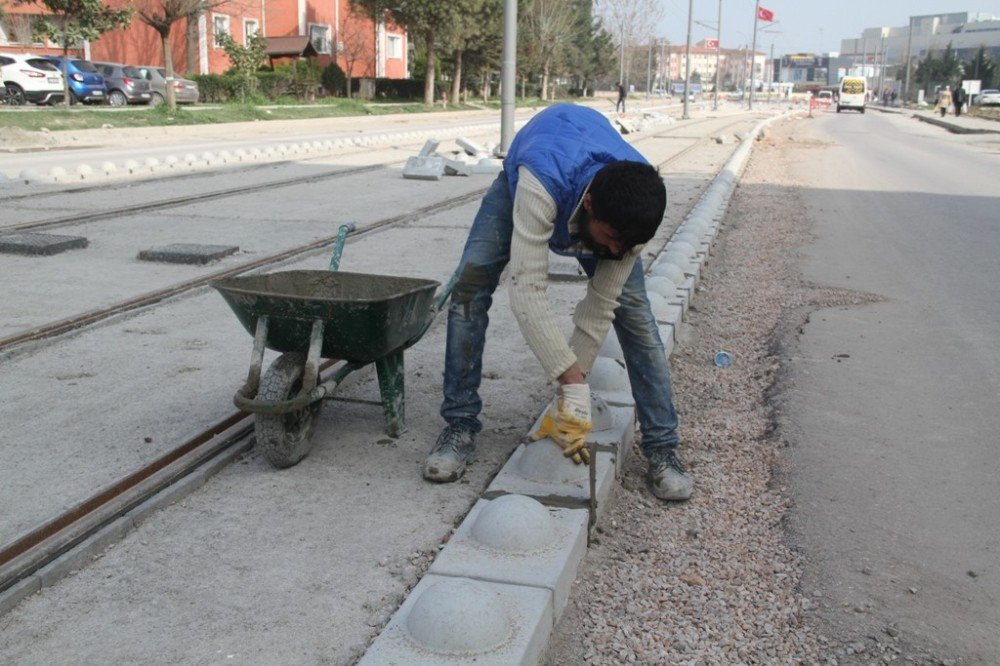 Tramvay Hattında Çevre Düzenleme Çalışmaları Sürüyor