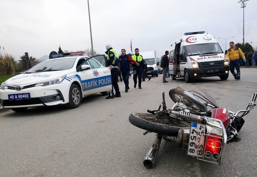 Otomobille Motosiklet Çarpıştı: 1 Ağır Yaralı