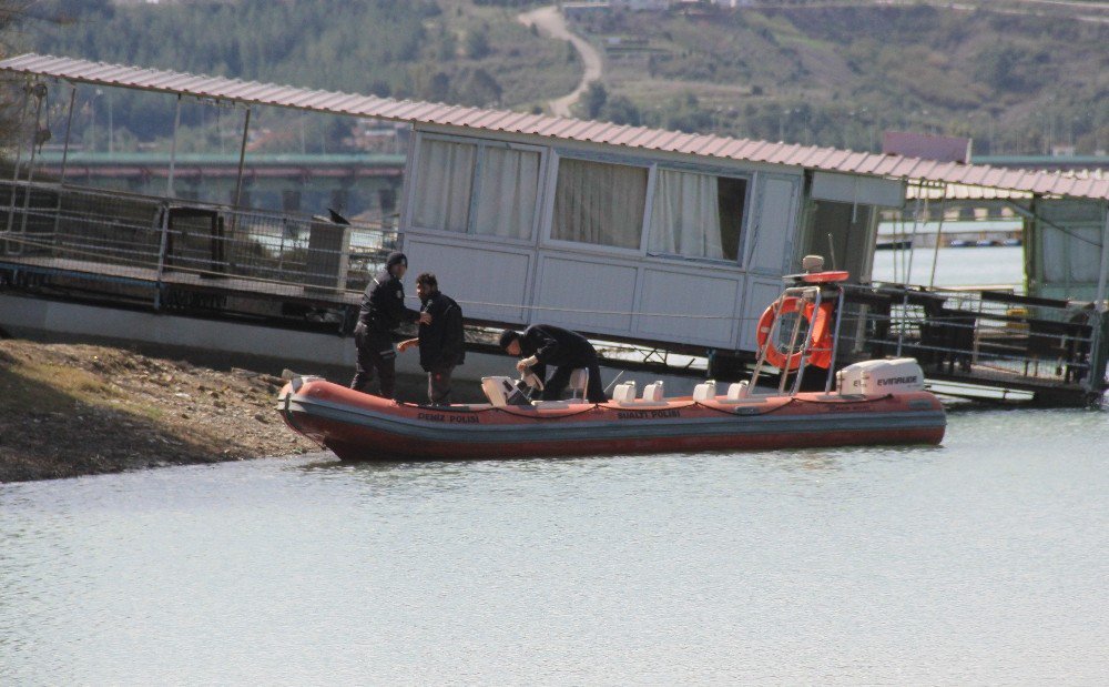 Öğrencinin Önce Canını Kurtardı, Sonra Ayakkabısını Elleriyle Yıkadı