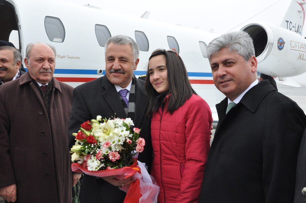 Bakan Arslan Baba Ocağında Bayraklarla Karşılandı