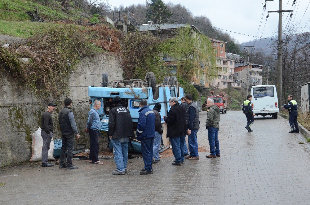 Zonguldak’ta Minibüs Takla Attı: 2 Yaralı