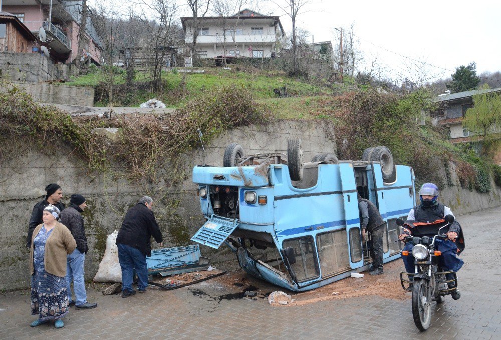 Zonguldak’ta Minibüs Takla Attı: 2 Yaralı