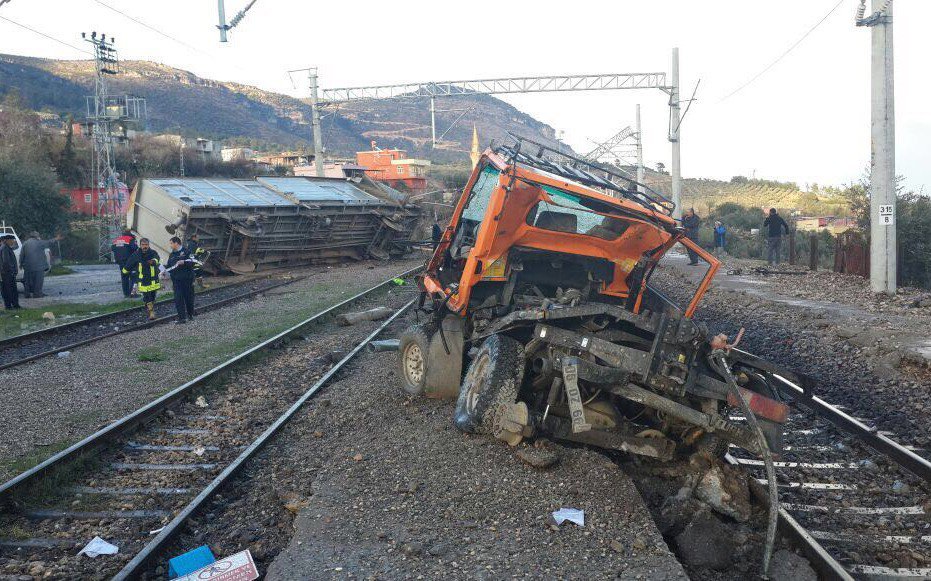 Tren Kamyona Çarptı: 3 Ölü