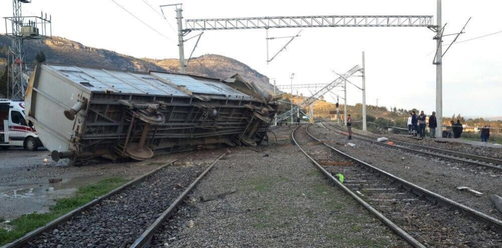 Tren Kamyona Çarptı: 3 Ölü