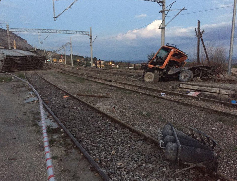 Vagonları Çeken Araç Devrildi: 3 Ölü