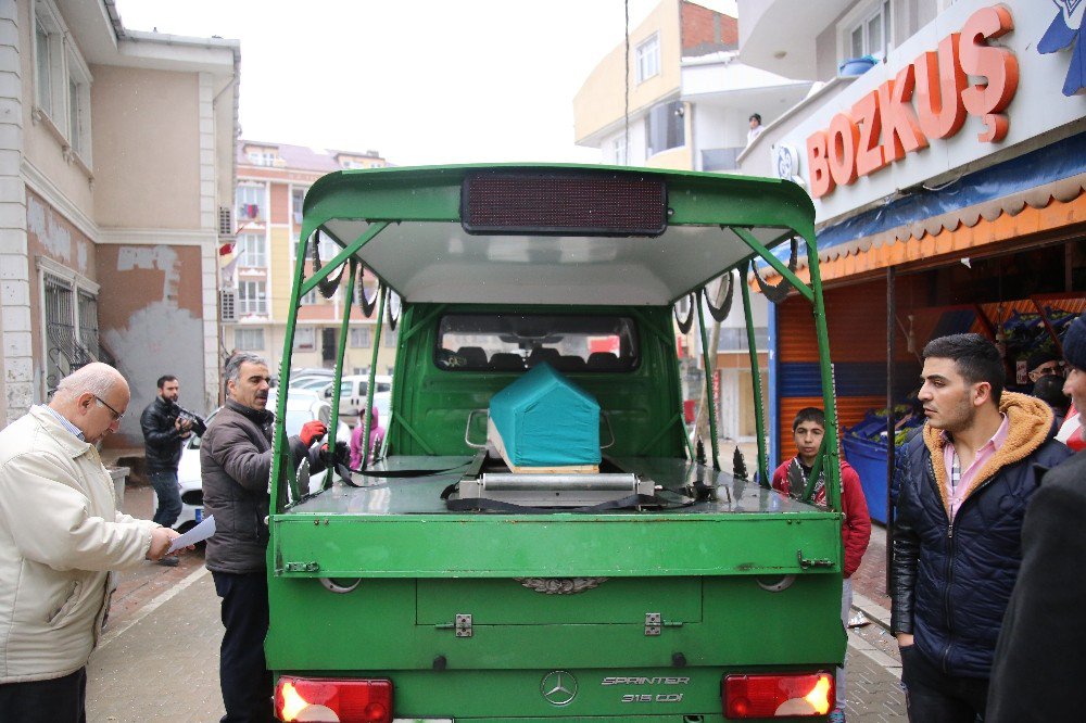 Afganistanlı Genç Bıçakla Boğazı Kesilerek Öldürüldü