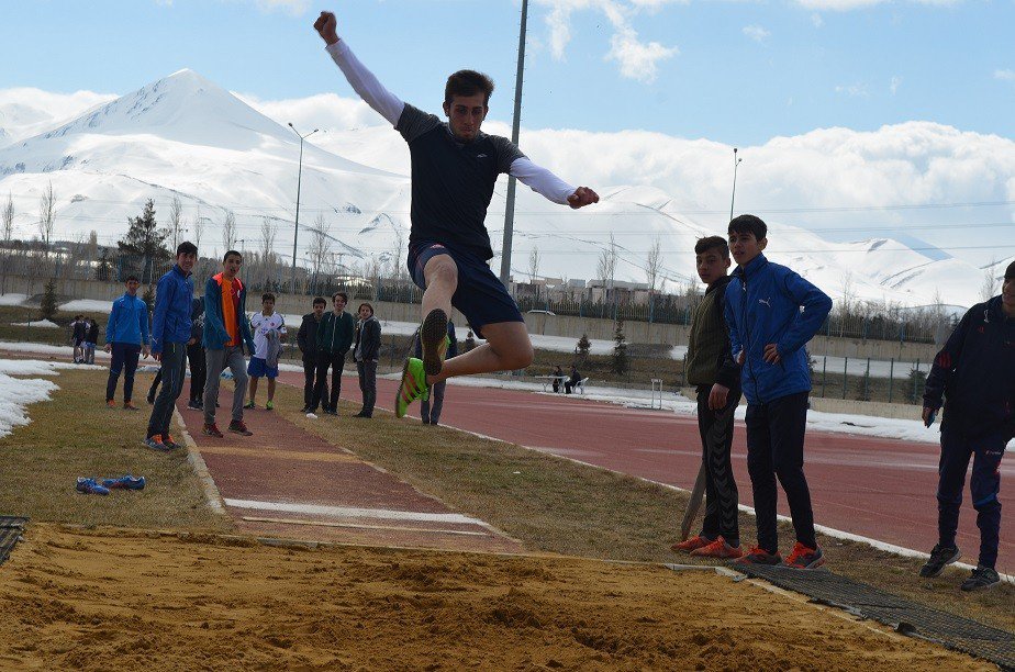 Atletler Puanlı Atletizmde Yarıştı