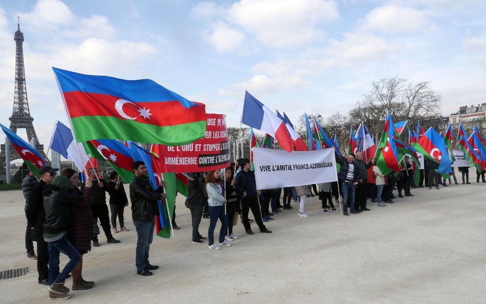 Azerbaycan Vatandaşlarından Paris’te Protesto