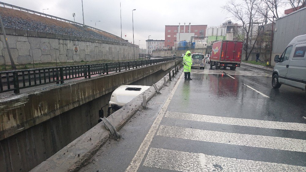 Başakşehir’de Kontrolden Çıkan Tır Dereye Uçtu