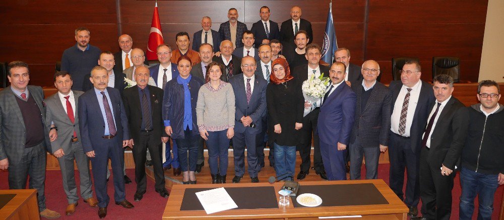 Belediye Meclisini Takip Eden Gazeteciler Başkan Gümrükçüoğlu’nun Tıp Bayramı’nı Kutladı