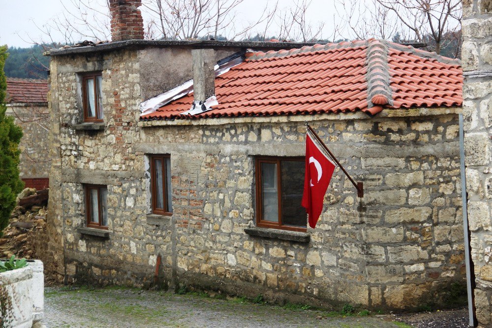 Bu Köyde Her Evde Bayrak Asılı