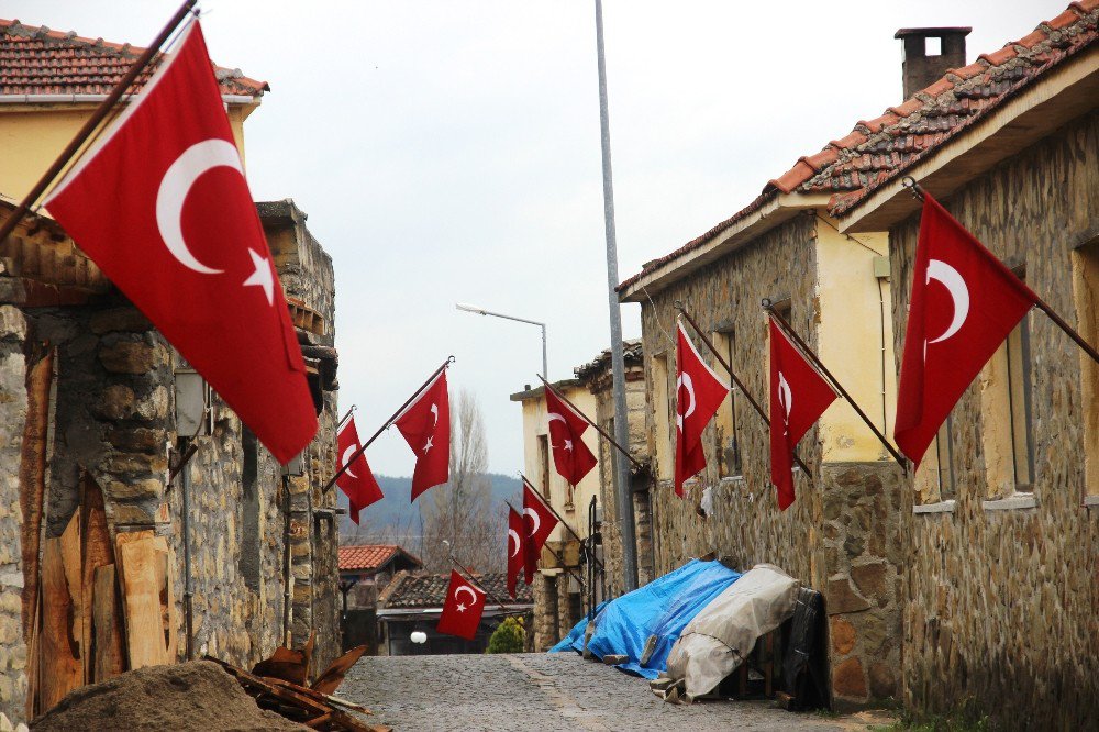 Bu Köyde Her Evde Bayrak Asılı